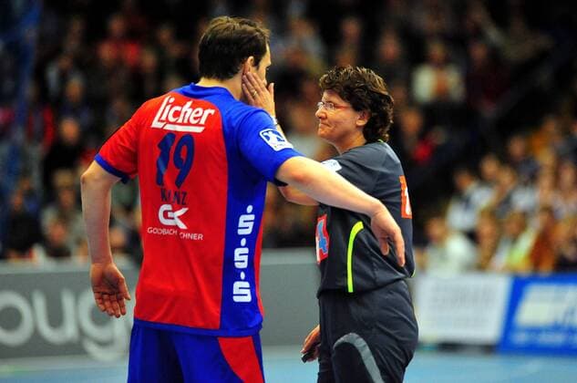 Schiedsrichterin Jutta Ehrmann Wolf tröstet Andreas Kunz (Grosswallstadt) Handball 1. BL Herren Saison 2008 2009, TV Grosswallstadt Gruppe Lemgo Kameradschaft,
