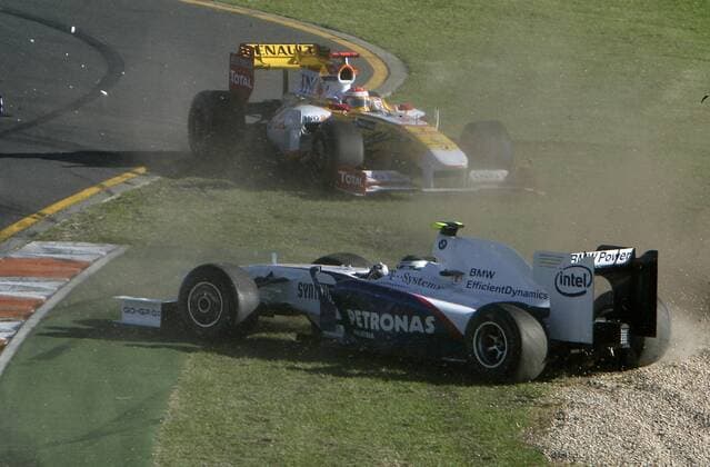 Nick Heidfeld (Deutschland BMW Sauber, vorn) und Fernando Alonso (Spanien Renault) nach einem Unfall auf Abwegen Motorsport Grand Prix Herren Großer Preis von Australien 2009, Formel 1 Weltmeisterschaft, F1, F, GP, WM Gruppe Albert Park Melbourne