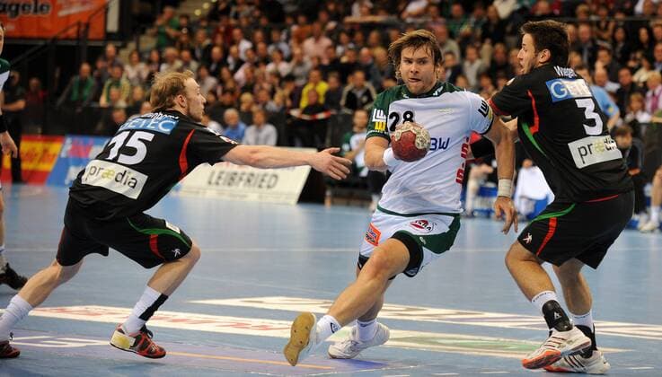 Pavel Horak (Göppingen, Mitte) gegen Yves Grafenhorst (li.) und Bennet Wiegert (beide Magdeburg) Handball 1. BL Herren Saison 2008 2009, Frisch Auf Göppingen - SC Magdeburg Gladiators 32:26, Frischauf, FA FAG, SCM Gruppe Göppingen Dynamik,