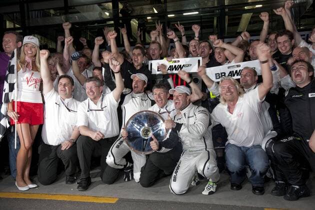 Brawn GP feiert den Doppelsieg beim Großen Preis von Australien 2009: Jenson Button (England, u.3.v.li.) gewinnt vor Rubens Barrichello (Brasilien, 3.v.re.), daneben Teamchef Ross Brawn ( 2.v.re.), .... - Motorsport Grand Prix Herren Großer Preis von Australien 2009, Formel 1 WM, F1, F, GP, vdig Totale Albert Park Melbourne Freude,