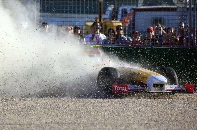 Nelson Piquet Jr. (Brasilien Renault) mit seinem Boliden im Kiesbett Motorsport Grand Prix Herren Großer Preis von Australien 2009, Formel 1 Weltmeisterschaft, F1, F, GP, WM Einzelbild Albert Park Melbourne