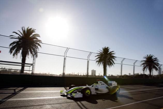 Jenson Button (England Brawn GP) in seinem Boliden unter Palmen Motorsport Grand Prix Herren Großer Preis von Australien 2009, Formel 1 Weltmeisterschaft, F1, F, GP, WM Totale Albert Park Melbourne