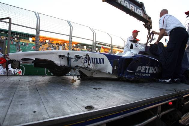 Abtransport des zerstörten Boliden von Robert Kubica (Polen BMW Sauber) Motorsport Grand Prix Herren Großer Preis von Australien 2009, Formel 1 Weltmeisterschaft, F1, F, GP, WM Gruppe Albert Park Melbourne