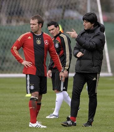 Bundestrainer Joachim Löw (re.) und Co Trainer Hans Dieter Flick (li.) im Gespräch, dahinter lauscht Piotr Trochowski (alle Deutschland) Fußball Herren Nationalteam 2009, Training Gruppe Leipzig