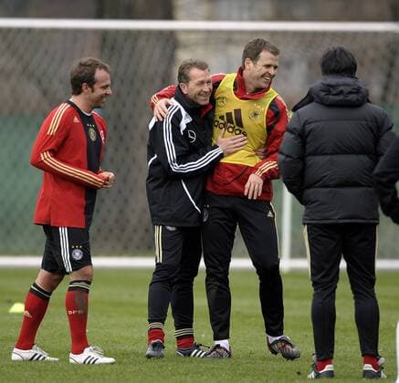 Deutschlands Teamführung hat Spaß beim Training, v.li.: Co Trainer Hans Dieter Flick, Torwarttrainer Andreas Köpke, Teammanager Oliver Bierhoff und Bundestrainer Löw Fußball Herren Nationalteam 2009, Training Gruppe Leipzig Freude,