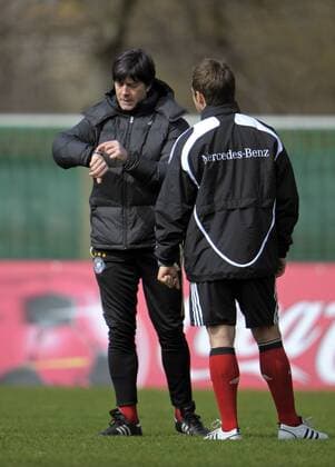 Bundestrainer Joachim Löw (li.) und Co Trainer Hans Dieter Flick (beide Deutschland) Fußball Herren Nationalteam 2009, Training Gruppe Leipzig Hansi