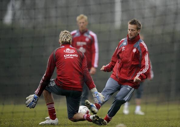 Martin Jörgensen (re.) gegen Torwart Jesper Christiansen (beide Dänemark) -  Fußball Herren Nationalmannschaft 2009, Training Gruppe Helsingör Dynamik,