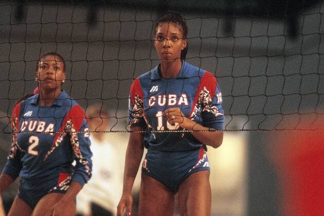 Regla Torres (Kuba, re.) Volleyball Länderspiel Damen Nationalteam 1995, Nationaltrikot Gruppe Aufnahmedatum geschätzt