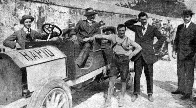 Carlo Galetti (Italien) nach der 5. Etappe des Giro d Italia 1910 von Neapel nach Rom -  Radsport Herren Giro d Italia 1910, dItalia, Straßenradsport, Straße, Rad, Repro, Historie, Geschichte, Zeitgeist Gruppe Aufnahmedatum geschätzt 5. Etappe: Neapel - Rom