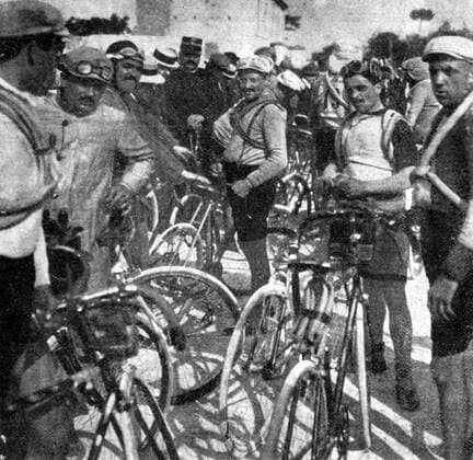 Carlo Galetti (Italien) am Rande der 5. Etappe des Giro d Italia 1910 von Neapel nach Rom -  Radsport Herren Giro d Italia 1910, dItalia, Straßenradsport, Straße, Rad, Repro, Historie, Geschichte, Zeitgeist Gruppe Aufnahmedatum geschätzt 5. Etappe: Neapel - Rom