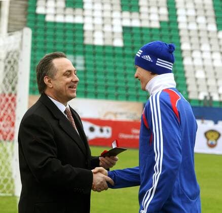 Sportminister Vitaly Mutko (li.) zeichnet Roman Pavluchenko (beide Rußland) für seine Verdienste im Nationalteam als Meister des Sports aus -  Fußball Herren Nationalteam 2009, Ehrung, Spielerehrung Gruppe Moskau Freude,