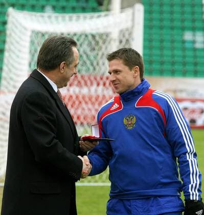 Sportminister Vitaly Mutko (li.) zeichnet Igor Semshov (beide Rußland) für seine Verdienste im Nationalteam als Meister des Sports aus -  Fußball Herren Nationalteam 2009, Ehrung, Spielerehrung Gruppe Moskau Freude,