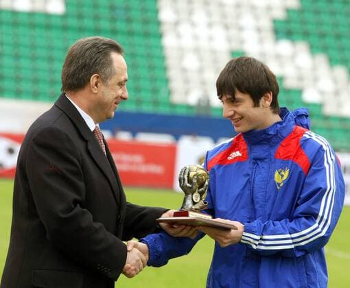 Sportminister Vitaly Mutko (li.) zeichnet Alan Dzagoev (beide Rußland) für seine Verdienste im Nationalteam als Meister des Sports aus, zusätzlich wird er als Entdeckung des Jahres 2008 geehrt -  Fußball Herren Nationalteam 2009, Ehrung, Spielerehrung Gruppe Moskau Freude,