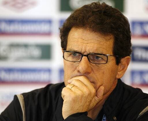 Nationaltrainer Fabio Capello (England) nachdenklich während der Pressekonferenz - EDITORIAL USE ONLY. No use with unauthorised audio, video, data, fixture lists, club league logos or live services. Online in-match use limited to 120 images, no video emulation. No use in betting, games or single club league player publications. Fußball Herren Nationalteam 2009, Pressekonferenz, Pressetermin, Vdig Porträt London Nachdenklichkeit,