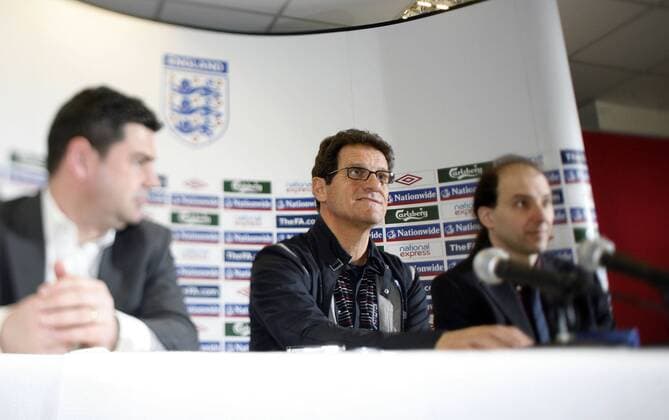 Nationaltrainer Fabio Capello (England, Mitte) während der Pressekonferenz - EDITORIAL USE ONLY. No use with unauthorised audio, video, data, fixture lists, club league logos or live services. Online in-match use limited to 120 images, no video emulation. No use in betting, games or single club league player publications. Fußball Herren Nationalteam 2009, Pressekonferenz, Pressetermin, Vdig Gruppe London