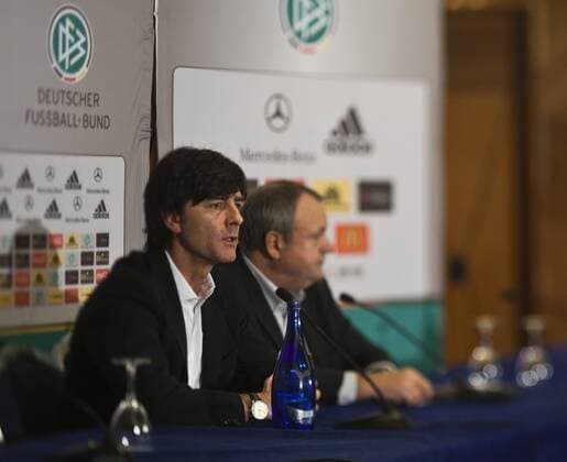Bundestrainer Joachim Löw (Deutschland, li.) - Pressekonferenz Fußball WM Herren WM Qualifikation 2009, Nationalteam, Pressekonferenz, Pressetermin Gruppe Cardiff