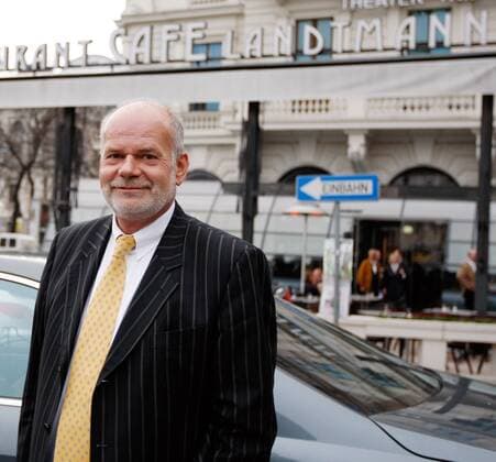 Manfred Ainedter, Anwalt von Bernhard Kohl (beide Österreich) vor dem Wiener Cafe Landtmann -  Radsport Herren Pressekonferenz 2009, Pressetermin, Rad, Strassenradsport, Vdig Einzelbild Wien