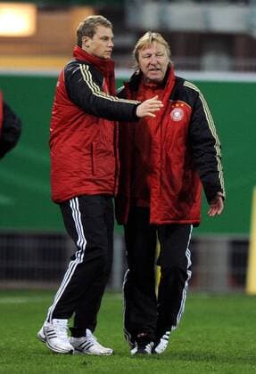 Torwart Manuel Neuer (li.) im Gespräch mit Bundestrainer Horst Hrubesch (beide Deutschland U21) Fußball Länderspiel Herren U 21 Freundschaftsspiel 2009, Test, Testspiel, Nationalteam, Gruppe Paderborn