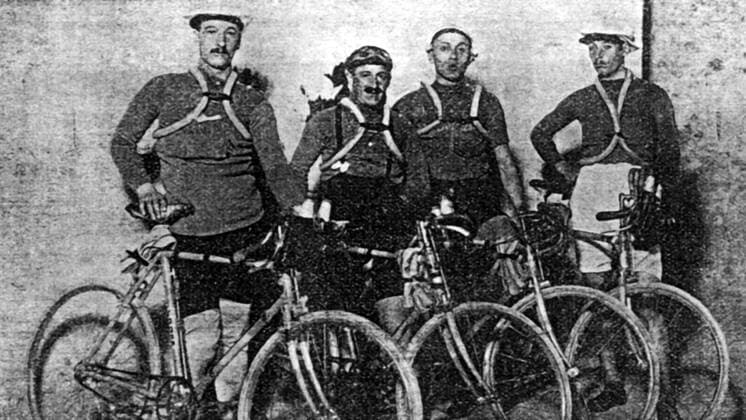 Team Atalab während des Giro d Italia 1912 -  Radsport Herren Giro d Italia 1912, dItalia, Straßenradsport, Straße, Rad, Repro, Historie, Geschichte, Gruppe