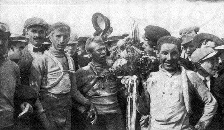 Carlo Oriani (Italien, Mitte) - Sieger des Giro d Italia 1913 -  Radsport Herren Giro d Italia 1913, dItalia, Straßenradsport, Straße, Rad, Repro, Historie, Geschichte Gruppe 9.Etappe: Rovigo – Mailand