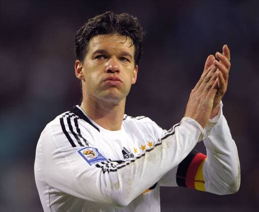 Michael Ballack (Deutschland) bedankt sich bei den Anhängern Fußball Länderspiel Herren WM Qualifikation 2009, Nationalteam, Nationaltrikot, Vdig Einzelbild Leipzig
