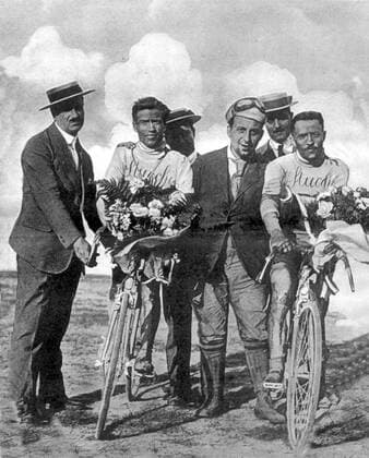 Siegerehrung Giro d Italia 1914 mit Gesamtsieger Alfonso Calzolari (2.v.li.) und Clemente Canepari (beide Italien, re.) -  Radsport Herren Giro d Italia 1914, dItalia, Straßenradsport, Straße, Rad, Repro, Historie, Geschichte Gruppe 8. Etappe Lugo – Mailand