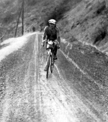 Alfonso Calzolari (Italien) auf der 1. Etappe des Giro d Italia 1914 von Mailand nach Cuneo -  Radsport Herren Giro d Italia 1914, dItalia, Straßenradsport, Straße, Rad, Repro, Historie, Geschichte Einzelbild Sestriere 1. Etappe: Mailand – Cuneo