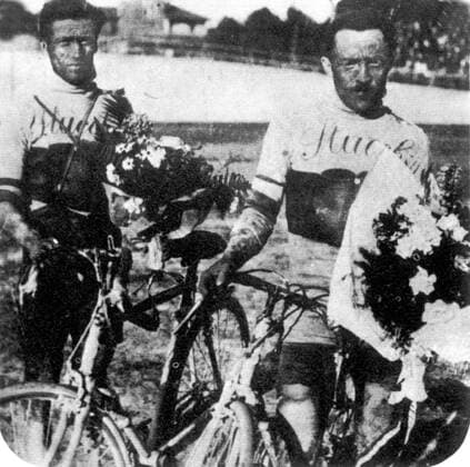 Gesamtsieger Alfonso Calzolari (li.) und Clemente Canepari (beide Italien) während der Siegerehrung des Giro d Italia 1914 -  Radsport Herren Giro d Italia 1914, dItalia, Straßenradsport, Straße, Rad, Repro, Historie, Geschichte Gruppe 8. Etappe: Lugo – Mailand