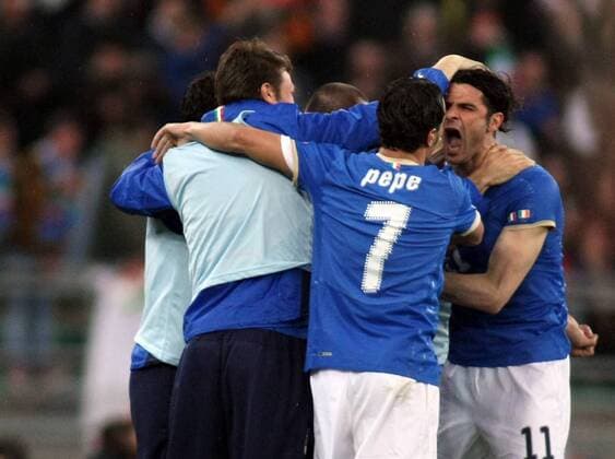 Torjubel Italien - Torschütze Vincenzo Iaquinta (re.) lässt sich feiern -  Fußball Länderspiel Herren WM Quali 2009, Nationalteam, Nationaltrikot, Gruppe Bari Freude, Begeisterung,