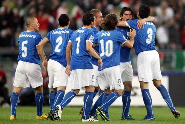 Torjubel Italien - Torschütze Vincenzo Iaquinta (2.v.re.) lässt sich feiern -  Fußball Länderspiel Herren WM Quali 2009, Nationalteam, Nationaltrikot, Gruppe Bari Freude,