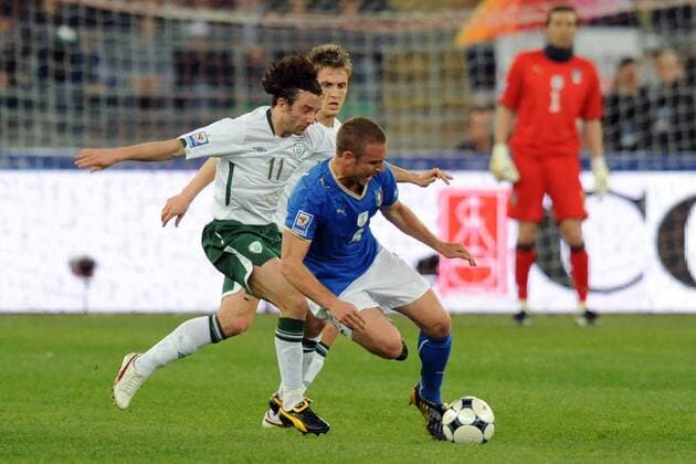 Daniele de Rossi (Italien, re.) gegen Stephen Hunt (Irland) Fußball Länderspiel Herren WM Quali 2009, Nationalteam, Nationaltrikot, Italien - Irland Gruppe Bari Dynamik,