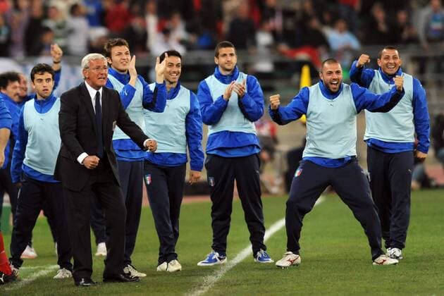 Nationaltrainer Marcello Lippi (Italien) und seine Spieler jubeln Fußball Länderspiel Herren WM Quali 2009, Nationalteam, Gruppe Bari Freude, Begeisterung,