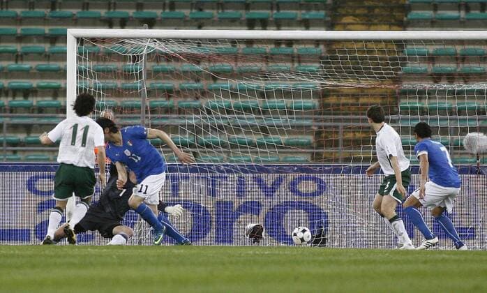 Vincenzo Iaquinta (Italien) trifft zum 1:0 Fußball Länderspiel Herren WM Quali 2009, Nationalteam, Nationaltrikot, Italien - Irland Gruppe Bari