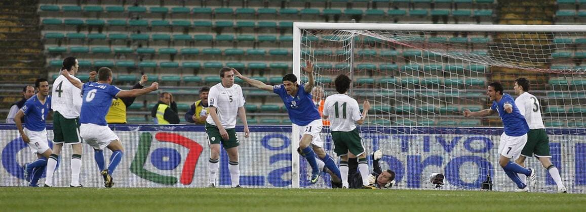 Vincenzo Iaquinta (Italien) - Torjubel nach dem 1:0 Fußball Länderspiel Herren WM Quali 2009, Nationalteam, Nationaltrikot, Italien - Irland Totale Bari Freude,