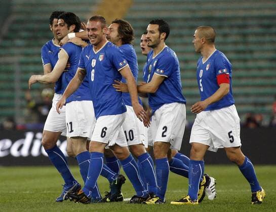 Torjubel Italien, u.a. mit Vincenzo Iaquinta (li.), Daniele de Rossi (6) und Gianluca Zambrotta (2) Fußball Länderspiel Herren WM Quali 2009, Nationalteam, Nationaltrikot, Gruppe Bari Begeisterung, Freude,