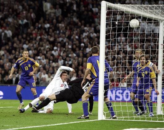 Peter Crouch (England) erzielt das 1:0 gegen die Ukraine -  Fußball Länderspiel Herren WM Quali 2009, Nationalmannschaft, Nationaltrikot, England - Ukraine 2:1 Gruppe London Dynamik,