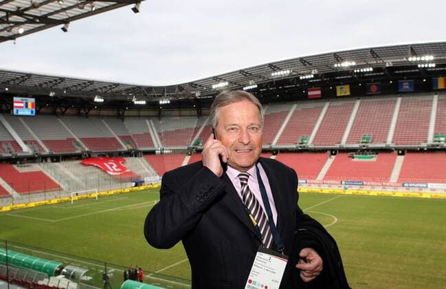 ÖFB Präsident Leo Windtner (Österreich) telefoniert im leeren Wörtherseestadion -  Fußball Länderspiel Herren WM Quali 2009, Nationalmannschaft Einzelbild Klagenfurt