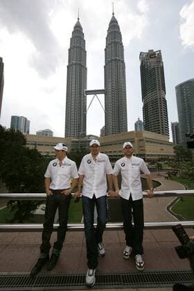 Testfahrer Christian Klien (Österreich, li.), Robert Kubica (Polen, Mitte) und Nick Heidfeld (Deutschland alle BMW Sauber) vor den Petronas Towers in Kuala Lumpur Motorsport Grand Prix Herren Großer Preis von Malaysia 2009, Formel 1 Weltmeisterschaft, F1, F, GP, WM Totale Kuala Lumpur Sepang