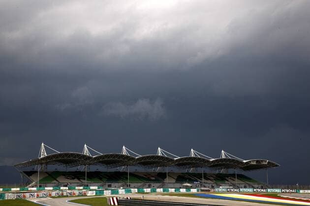 Dunkle Wolken über dem Sepang International Circuit in Kuala Lumpur Motorsport Grand Prix Herren Großer Preis von Malaysia 2009, Formel 1 Weltmeisterschaft, F1, F, GP, WM, Totale Kuala Lumpur Sepang
