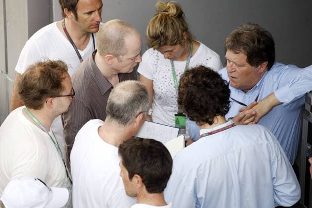 Motorsportchef Norbert Haug (Deutschland McLaren Mercedes, re.) im Interview Motorsport Grand Prix Herren Großer Preis von Malaysia 2009, Formel 1 Weltmeisterschaft, F1, F, GP, WM, Training Gruppe Kuala Lumpur Sepang Nachdenklichkeit,