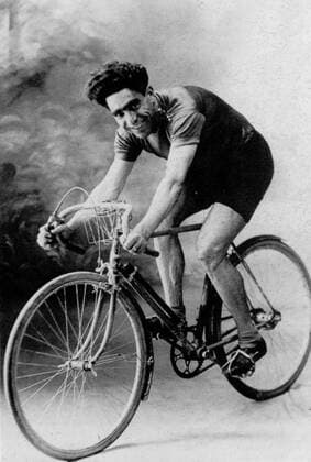 Gaetano Belloni (Italien) gewinnt die 3. Etappe des Giro d Italia 1920 von Lucca nach Rom -  Radsport Herren Giro d Italia 1920, dItalia, Straßenradsport, Straße, Rad, Repro, Historie, Geschichte Einzelbild 3. Etappe: Lucca – Rom
