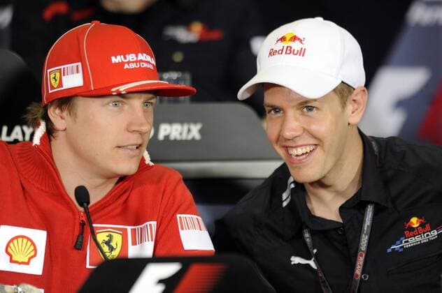 Sebastian Vettel (Deutschland Red Bull, re.) und Kimi Räikkönen (Finnland Ferrari) gut gelaunt Motorsport Grand Prix Herren Großer Preis von Malaysia 2009, Formel 1 Weltmeisterschaft, F1, F, GP, WM, PK, Pressetermin Gruppe Kuala Lumpur Sepang Freude,
