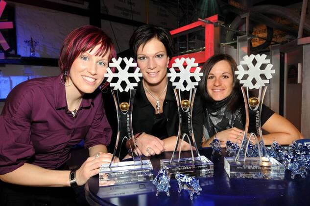 V.li.: Kathi Wilhelm, Maria Riesch und Kathrin Hölzl (alle Deutschland) mit den Trophäen für die Winterstars 2009 Alpiner Skilauf Damen Winterstar 2009, Preisverleihung, Ehrung, Gruppe Bodenmais