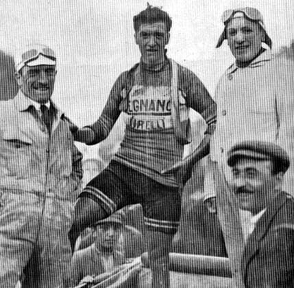 Giovanni Brunero (Italien, Mitte) gewinnt die 7. Etappe des Giro d Italia 1921 von Rom nach Livorno -  Radsport Herren Giro d Italia 1921, dItalia, Straßenradsport, Straße, Rad, Repro, Historie, Geschichte Gruppe 7. Etappe Rom – Livorno