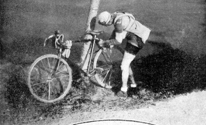 Giovanni Brunero (Italien) repariert auf der 1. Etappe des Giro d Italia 1922 von Mailand nach Padua sein Rad -  Radsport Herren Giro d Italia 1922, dItalia, Straßenradsport, Straße, Rad, Repro, Geschichte, Historie Einzelbild 1. Etappe Mailand – Padua