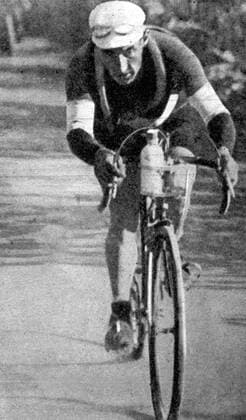 Costante Girardengo (Italien) gewinnt die 3. Etappe des Giro d Italia 1923 von Genua nach Florenz -  Radsport Herren Giro d Italia 1923, dItalia, Straßenradsport, Straße, Rad, Repro, Geschichte, Historie Einzelbild 3. Etappe Genua – Florenz