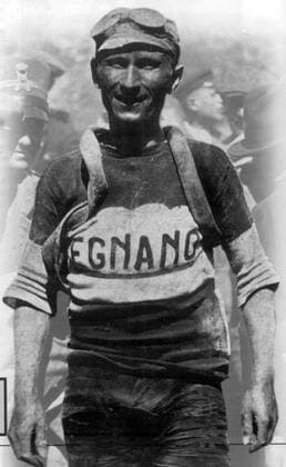 Giuseppe Enrici (Italien) gewinnt die 8. Etappe des Giro d Italia 1924 von l Aquila nach Perugia -  Radsport Herren Giro d Italia 1924, dItalia, Straßenradsport, Straße, Rad, Repro, Geschichte, Historie Einzelbild 8. Etappe L Aquila – Perugia