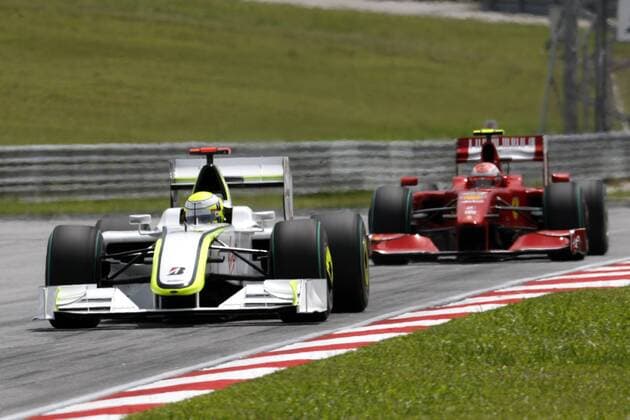 Jenson Button (England Brawn GP, li.) vor Kimi Räikkönen (Finnland Ferrari) Motorsport Grand Prix Herren Großer Preis von Malaysia 2009, Formel 1 Weltmeisterschaft, F1, F, GP, WM, Training Gruppe Kuala Lumpur Sepang