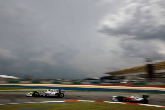 Jenson Button (England Brawn GP, li.) vor Giancarlo Fisichella (Italien Force India) Motorsport Grand Prix Herren Großer Preis von Malaysia 2009, Formel 1 Weltmeisterschaft, F1, F, GP, WM, Training Totale Kuala Lumpur Sepang
