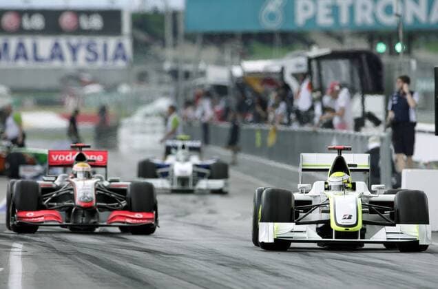 Jenson Button (Brawn GP, re.) und Lewis Hamilton (beide England McLaren Mercedes) gehen ins Qualifying Motorsport Grand Prix Herren Großer Preis von Malaysia 2009, Formel 1 Weltmeisterschaft, F1, F, GP, WM, Qualifying Gruppe Kuala Lumpur Sepang